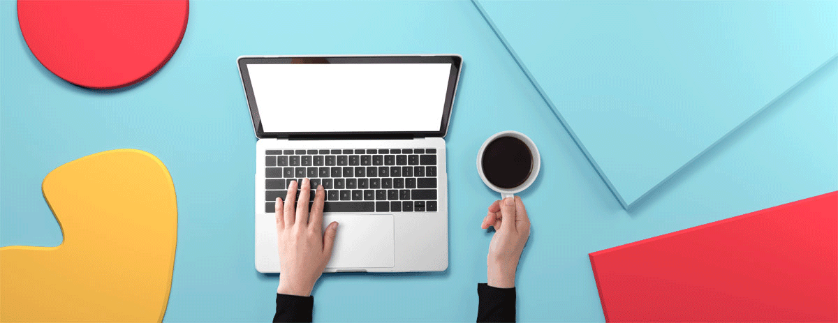 ein MacBook von oben, zwei Hände, eine davon liegt auf der Tastatur, die andere hält eine Kaffeetasse am Henkel; hellblauer Hintergrund mit gelben und roten Farbflächen